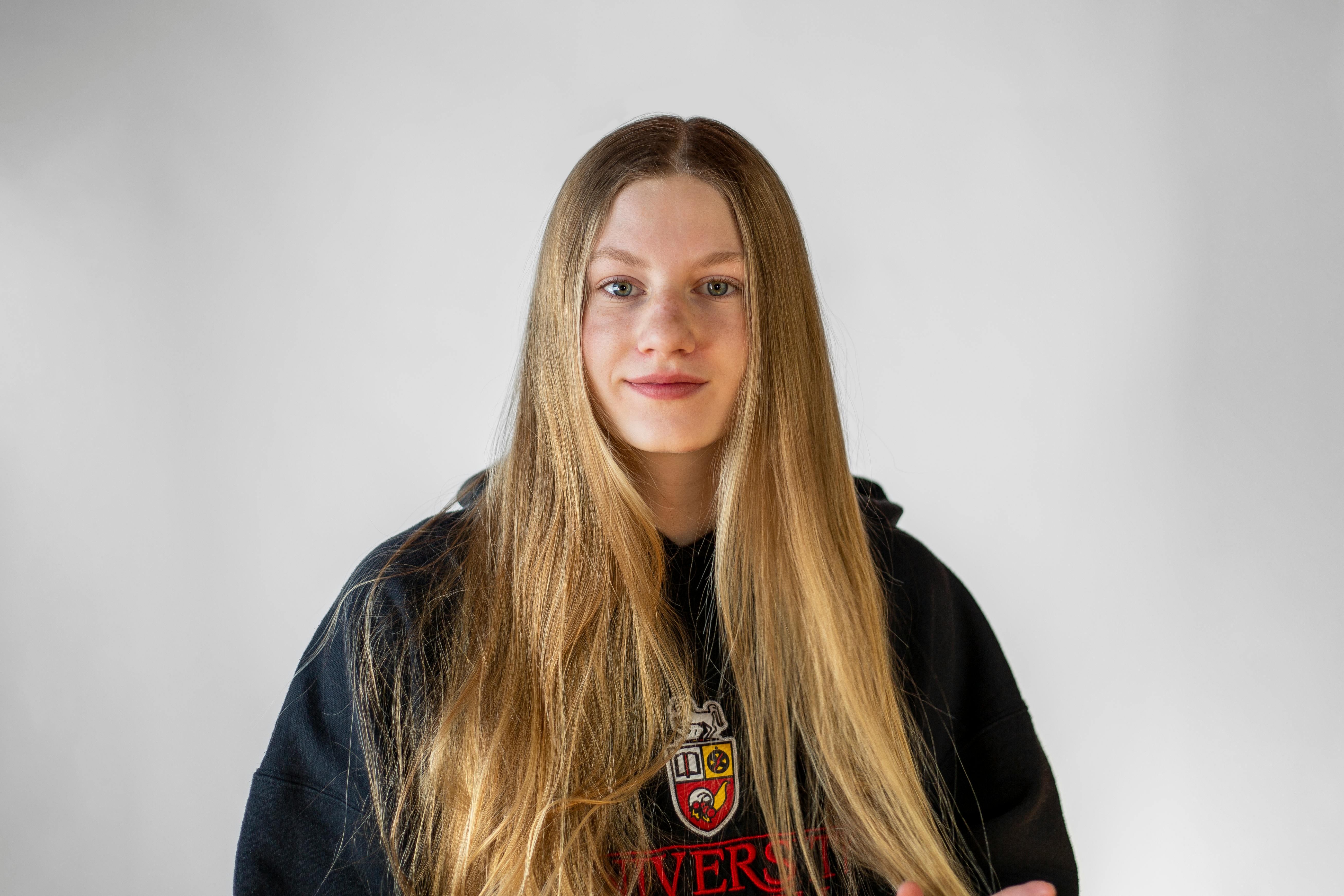 视频剪辑与后期工作场景图